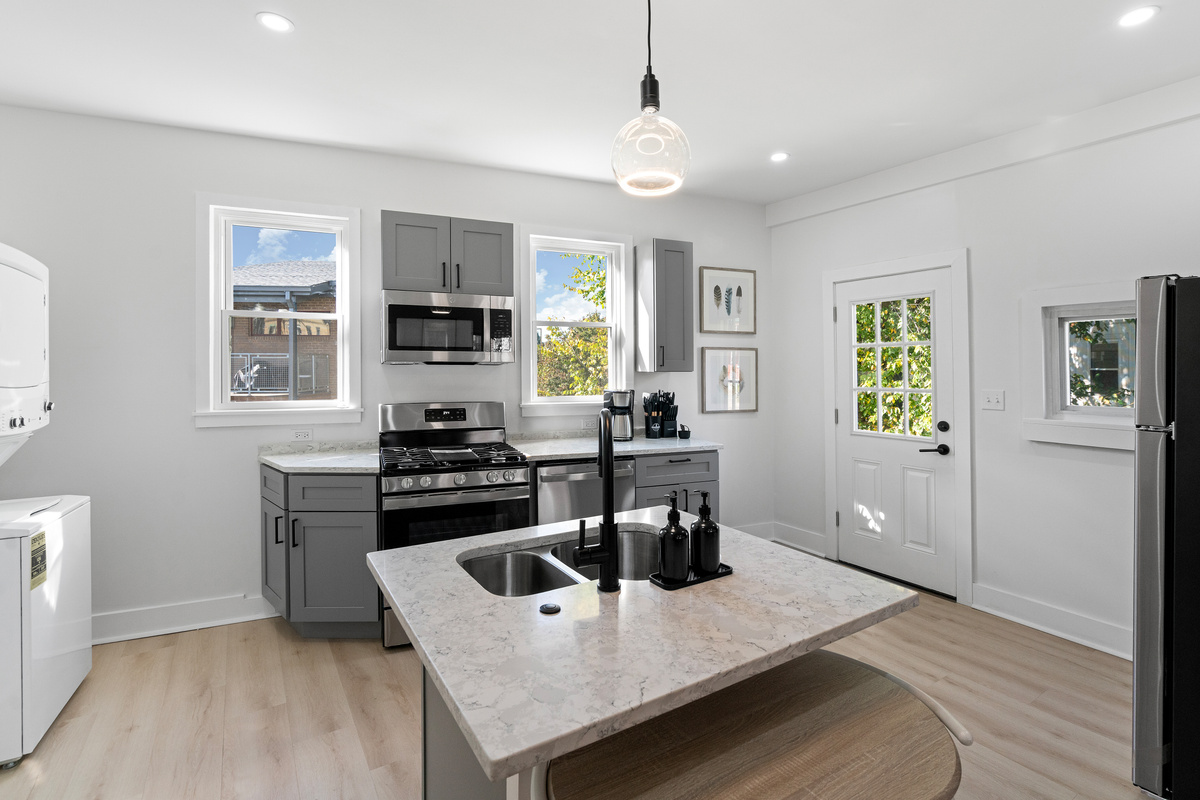 Equipped kitchen with dishwasher, washer, dryer, refrigerator, microwave, drip coffee machine, utensils