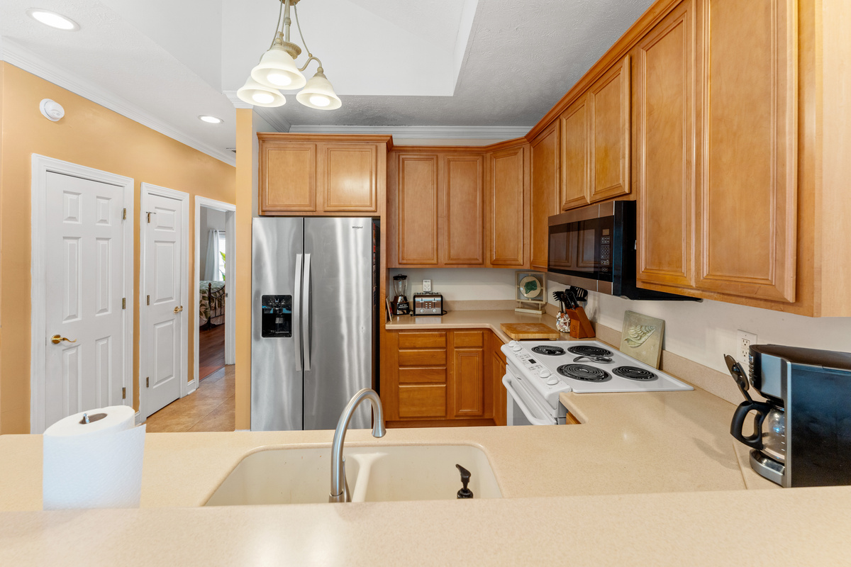 Kitchen w/ plenty of counterspace
