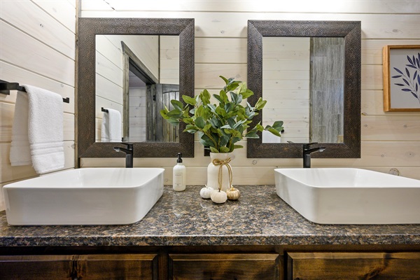 Modern spa ensuite with a vessel sink and luxury walk-in stone shower.