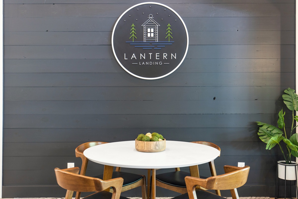 Combining cozy charm with natural accents, creating a space that feels like home.