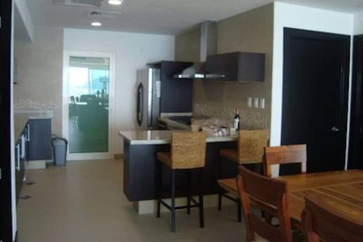 Kitchen area and Island seating