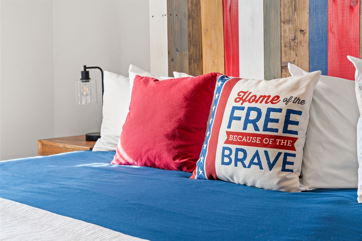 Upstairs Lakeside King