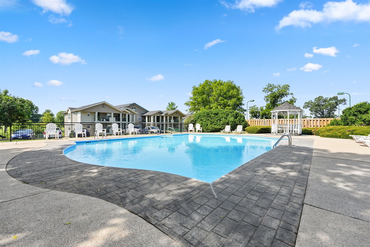 One of Holiday Hills’ seasonal outdoor pools gives guests an easy place to cool off and unwind on warm Branson afternoons.