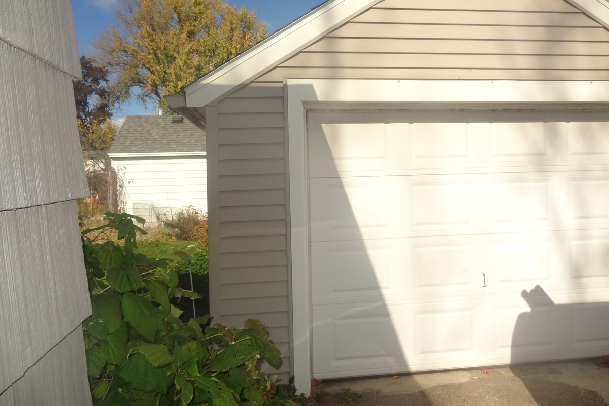 One car garage and access to backyard