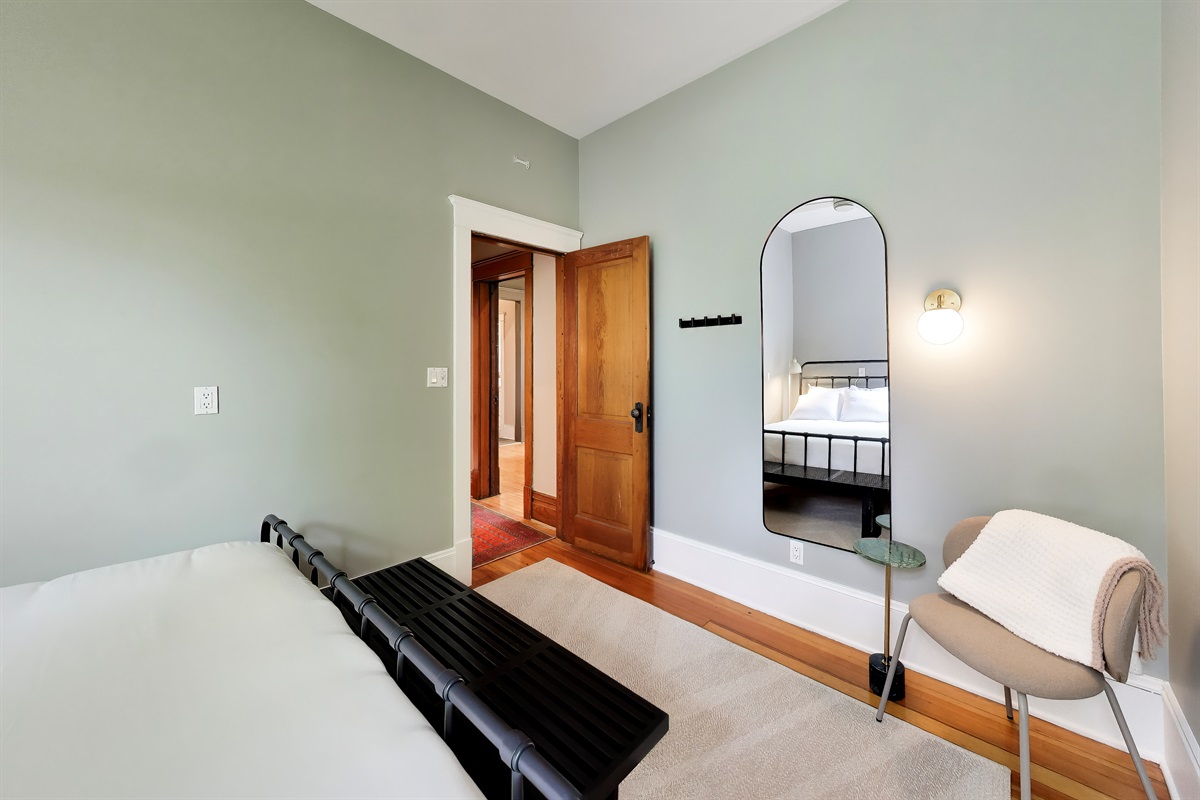 Bedroom 1: King Casper Mattress