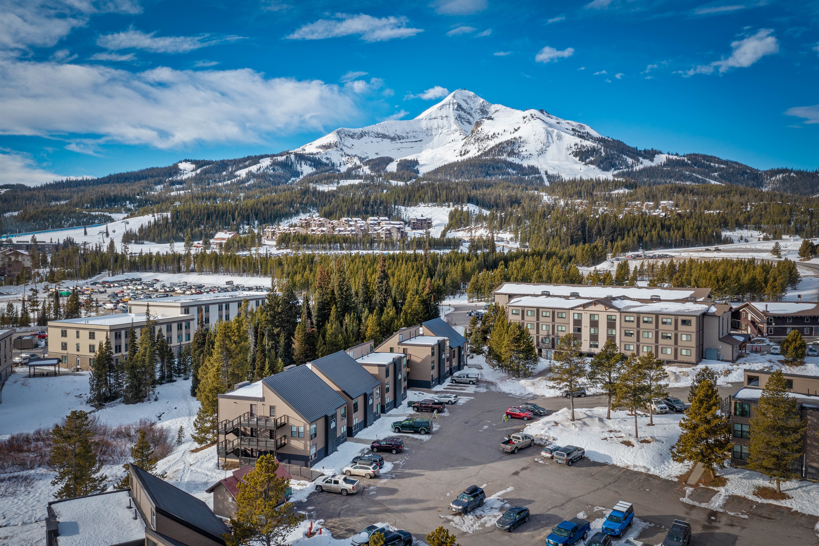 The Hill Condo is a 5 minute walk to the closest free shuttle to the base (either the Gallatin or the Levinsky shuttle stops/parking lots)