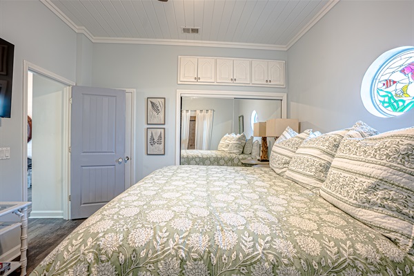 King Bed
800 TC Egyptian Cotton Sheets
New Smart TV Added