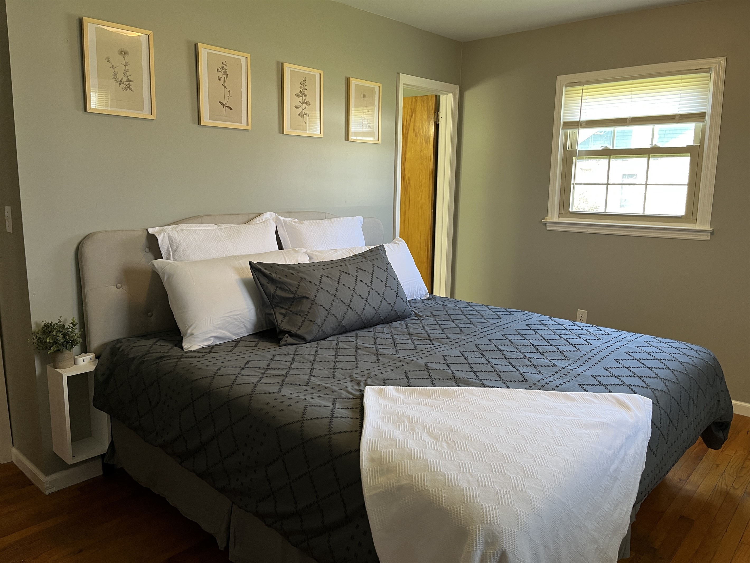 1st floor King with ensuite 1/2 bath