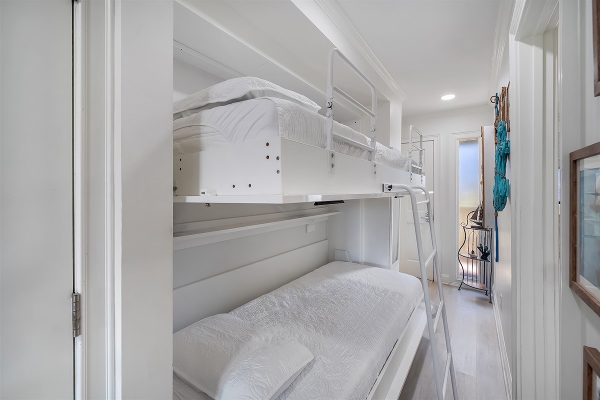 murphy bunk beds | Susu's Sea Cabin | 238C 1300 Ocean Blvd | Isle of Palms, SC | IOP Escapes