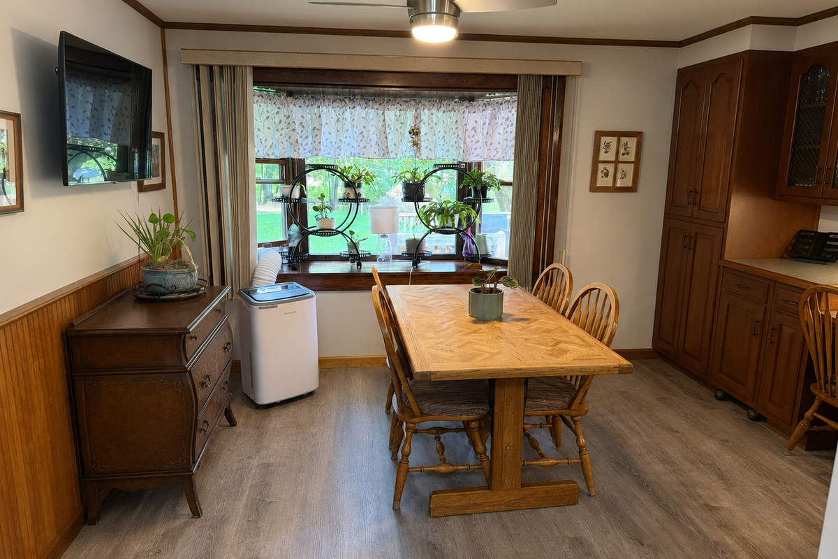 Dining area off kitchen