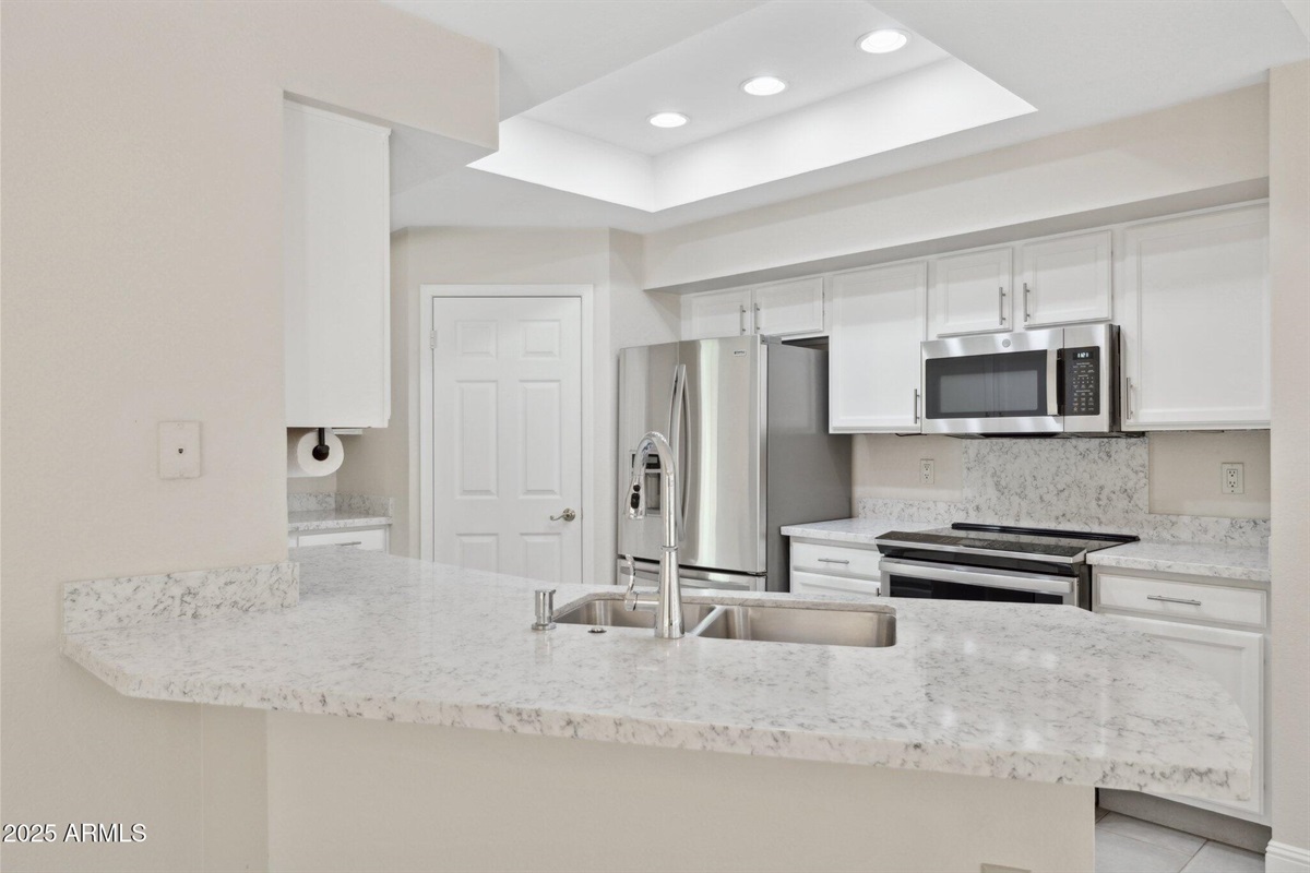 Upgraded Fully Equipped Kitchen: Quartz + SS Appliance Package