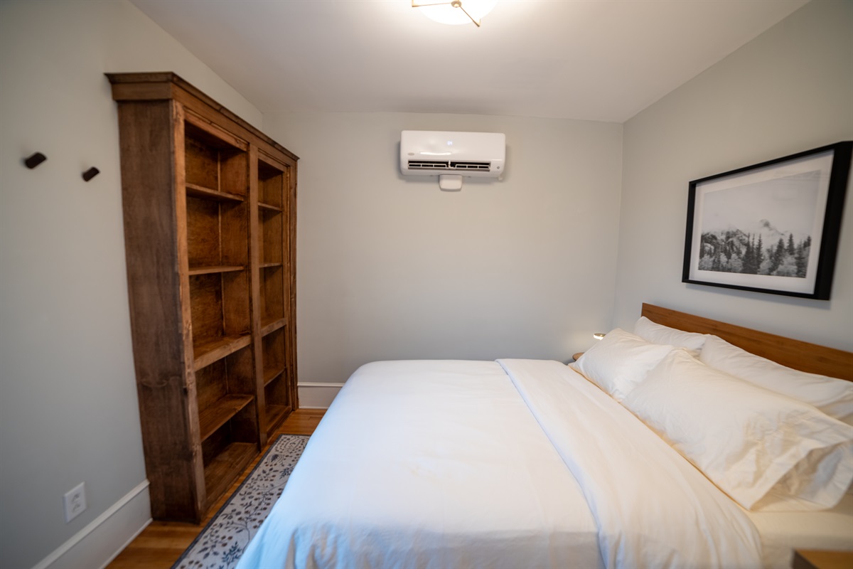 2nd bedroom with queen bed and high quality linens provided. 