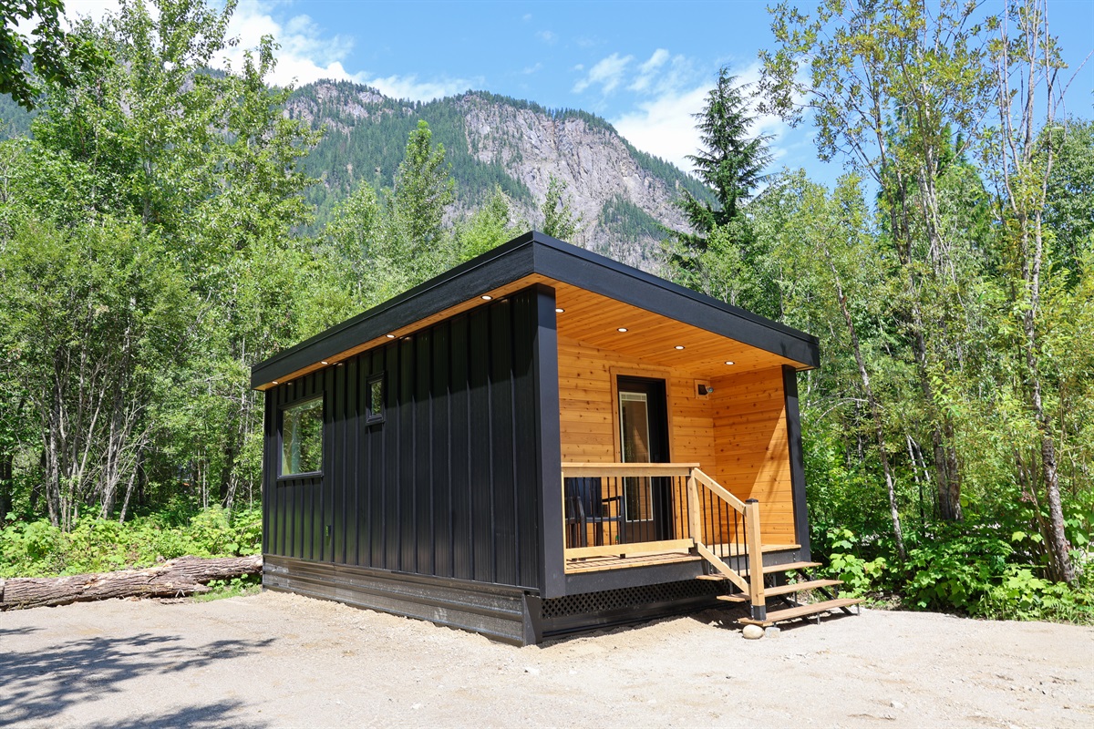 Cozy Arctic lodge with Boulder Mountain in the background