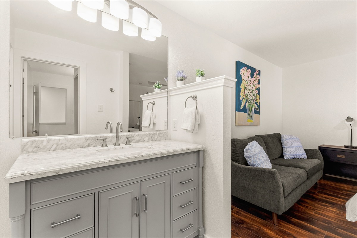 Guest bathroom with two separeate vanities and contemporary tile