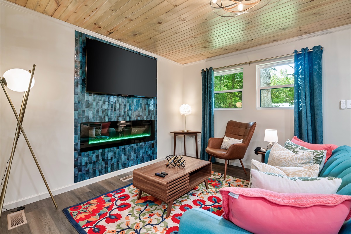 Plenty of natural light and stylish seating for your group. A perfect gathering spot for conversation, games, or simply relaxing.