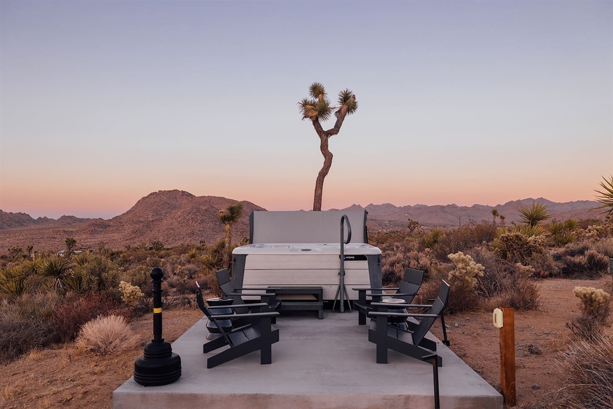 Relax in the private hot tub surrounded by Joshua Tree’s iconic desert landscape, the ideal spot to enjoy sunsets, stargazing, and ultimate relaxation.
