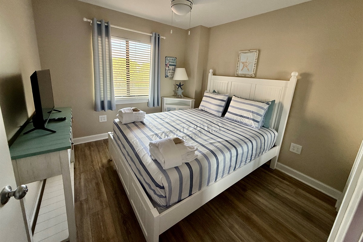 Queen Guest Bedroom w/En Suite Bath