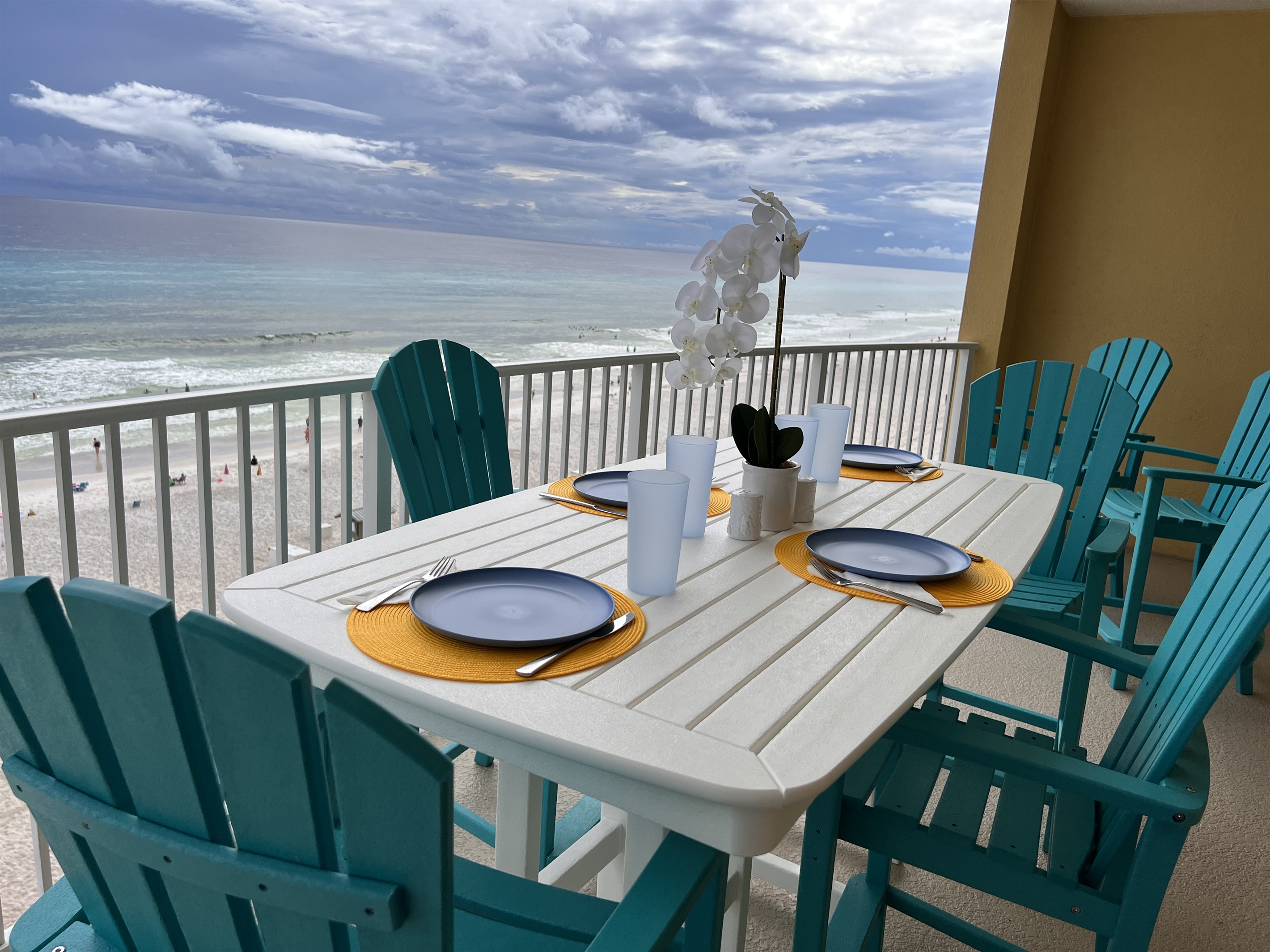 Enjoy a nice relaxing meal out on the huge 30 foot curved balcony