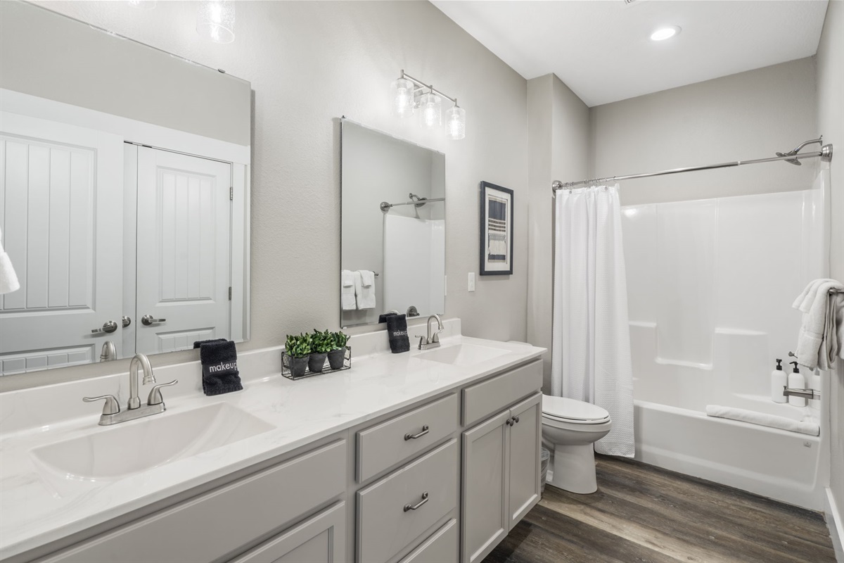 King #2 ensuite bath