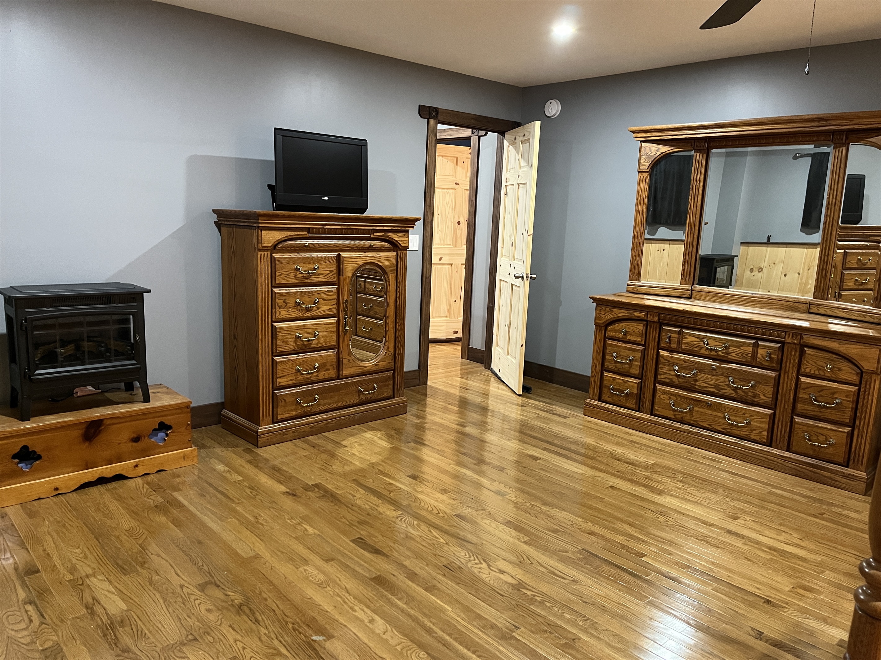 South bedroom with Queen