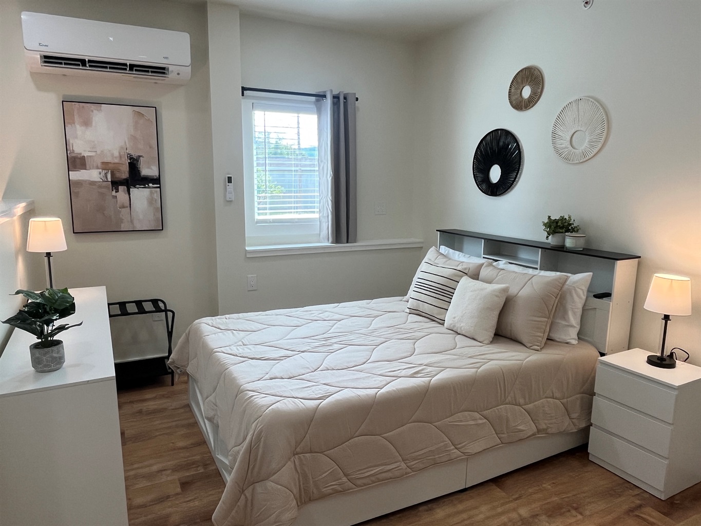 Queen sleeping area