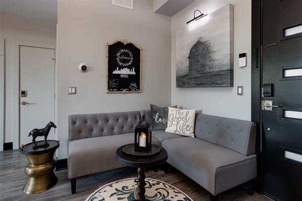 Banquette area in foyer