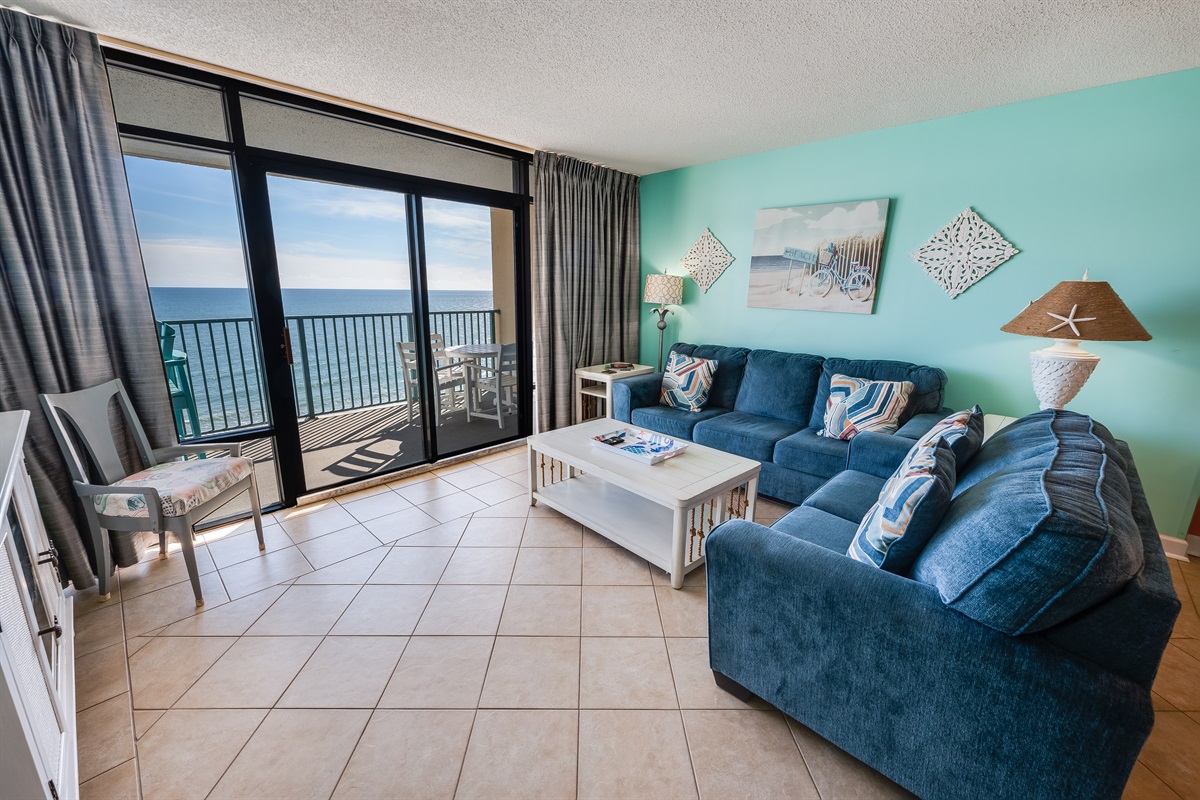 Living Room with Stunning Views🌊☀️