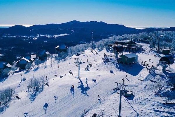 Two ski resorts to choose from. Sugar MNT (7 mins) and Beech MNT (17 mins).