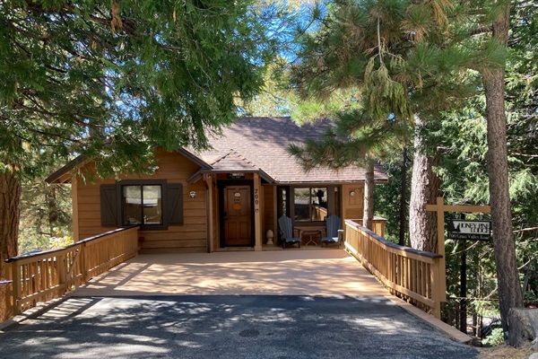 Honey Pine Lodge with level driveway for 4 cars