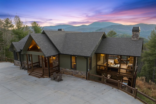 A breathtaking hideaway perched above the treetops—your perfect escape awaits