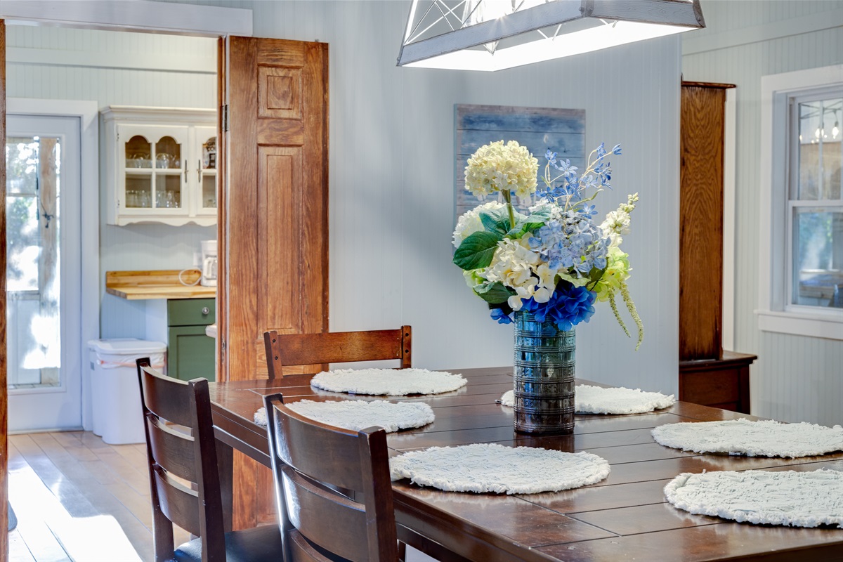 Dining Room: Seating for 6