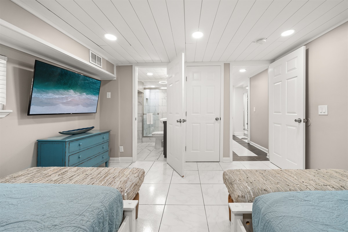 A full ensuite bathroom with tiled shower keeps bathroom lines to a minimum after a fun-filled day at the beach. A small closet and luggage rack are also supplied.