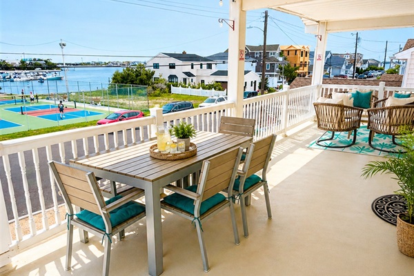 Outdoor covered porch: Upper floor