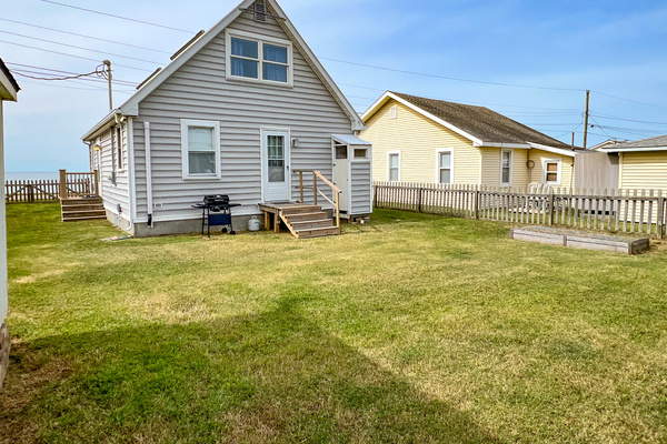 Entire private cottage and fenced-in yard!