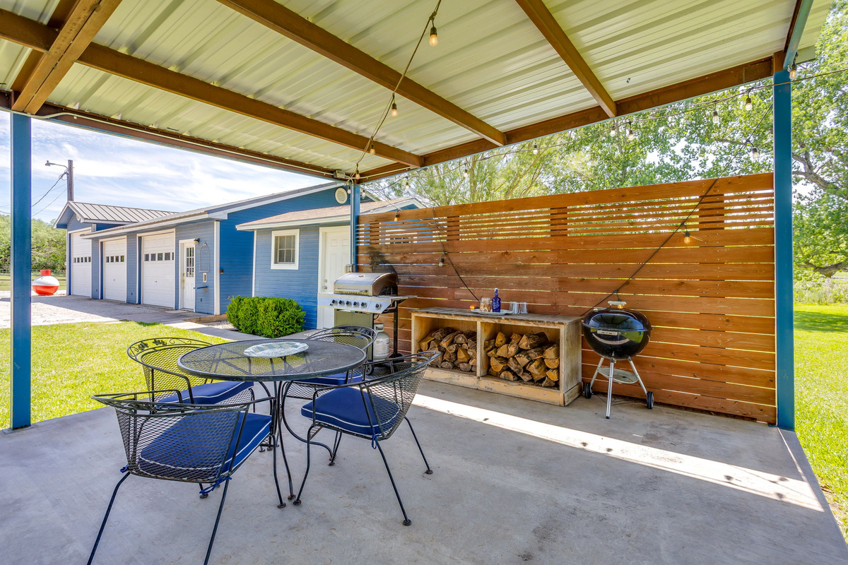 Outdoor covered patio with gas grill, charcoal grill and lots of seating