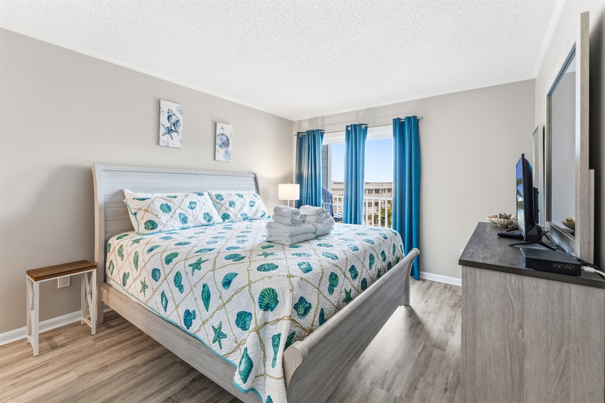 Beautiful Main Bedroom with king bed and ensuite