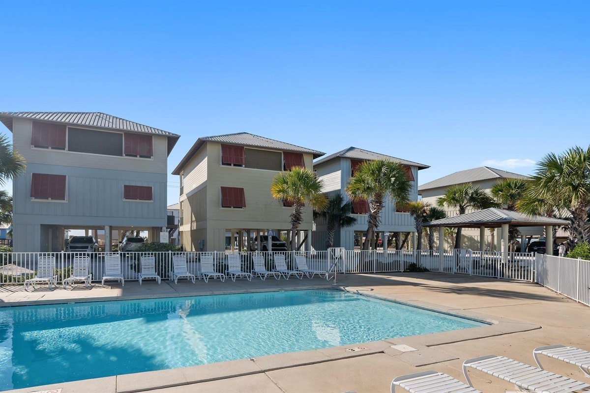 Community pool (seasonally heated March and April only)