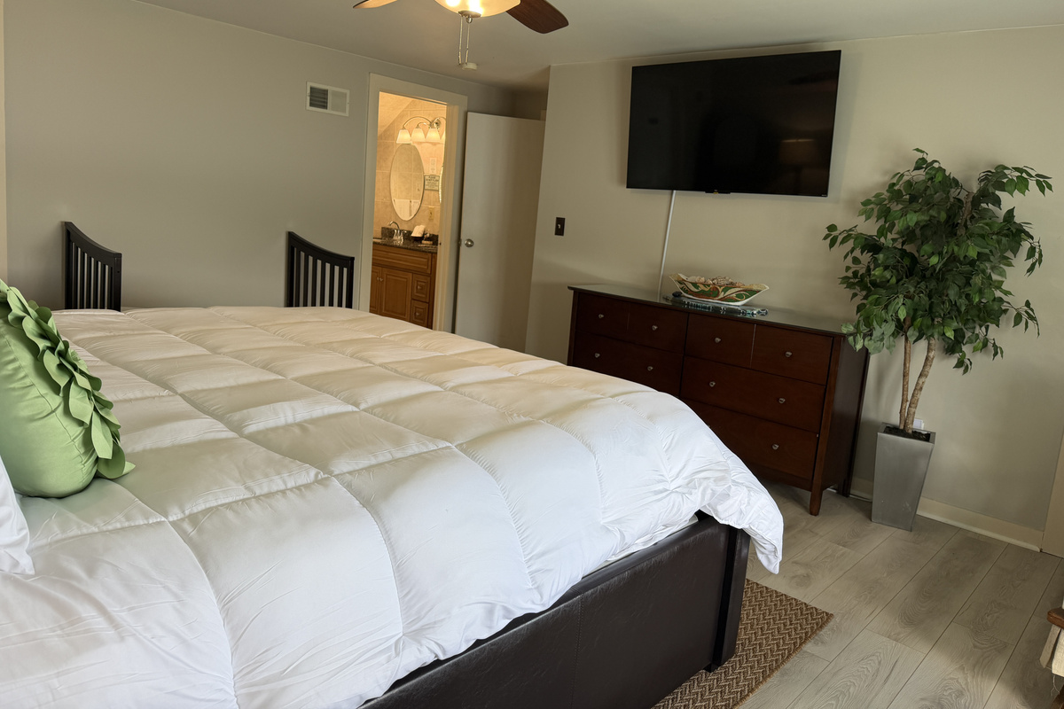 2nd floor King with lake views and ensuite