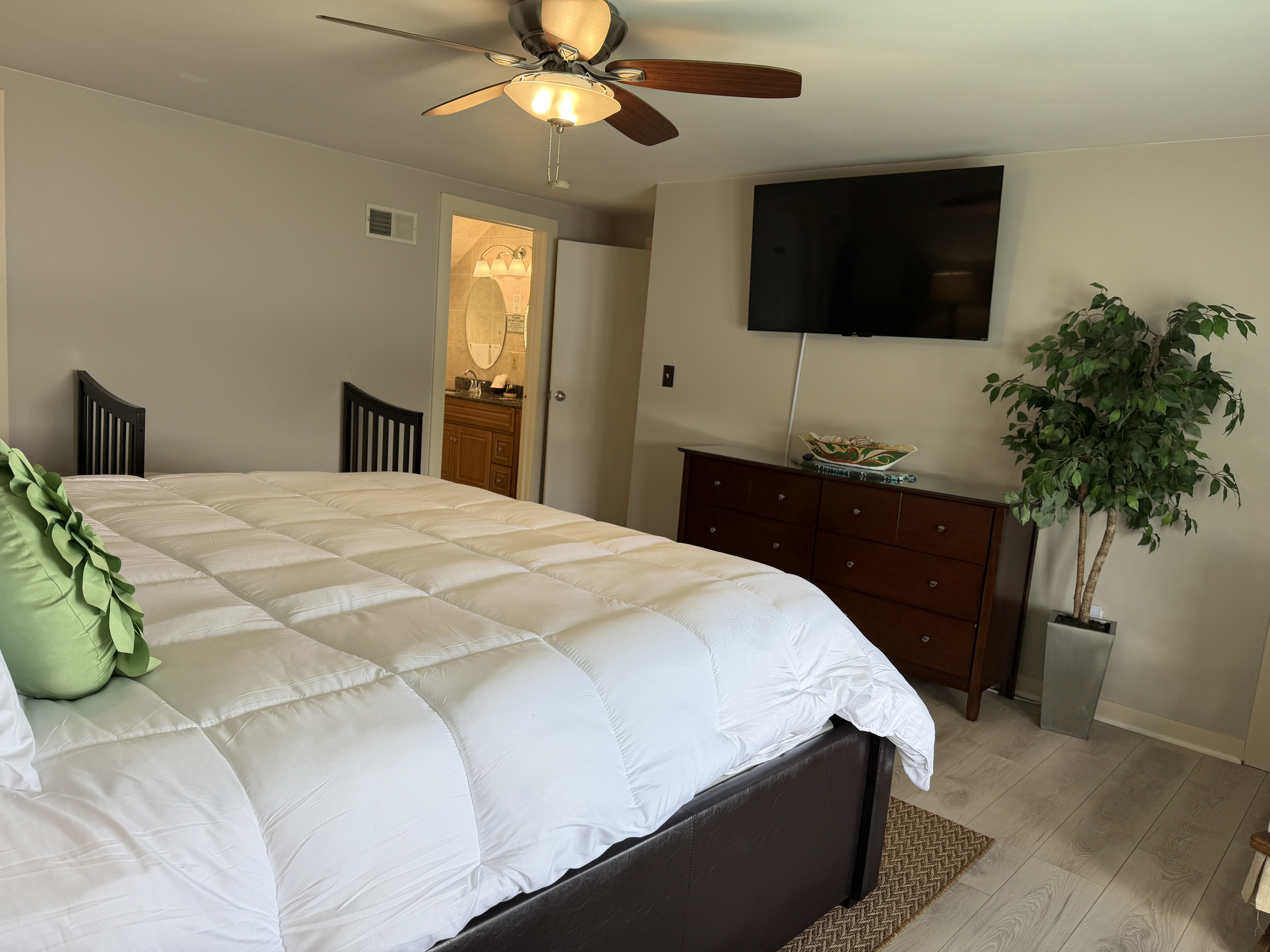 2nd floor King with lake views and ensuite