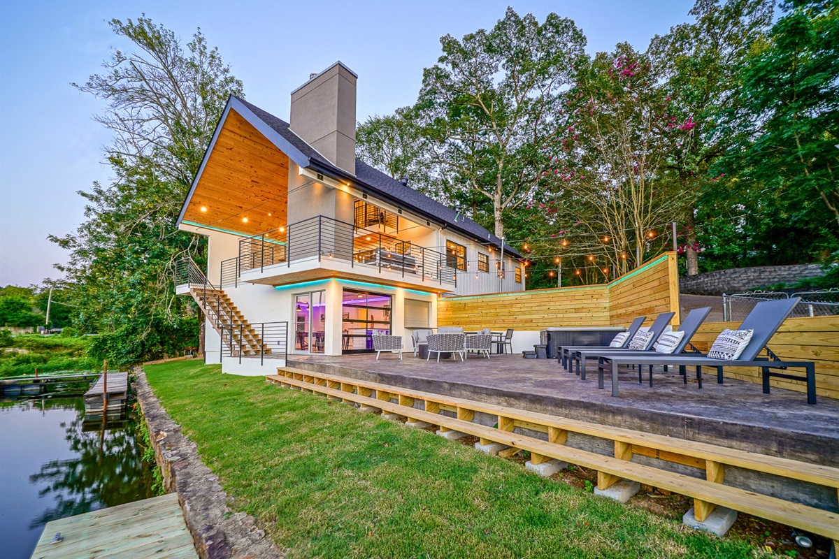 Step outside to your own lakeside lounge zone — perfect for sunbathing, morning coffee, or catching the sunset over Hamilton.