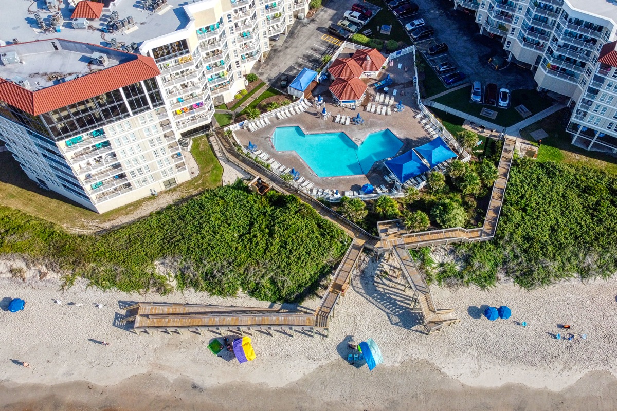 Luxury oceanfront pool & direct beach entry