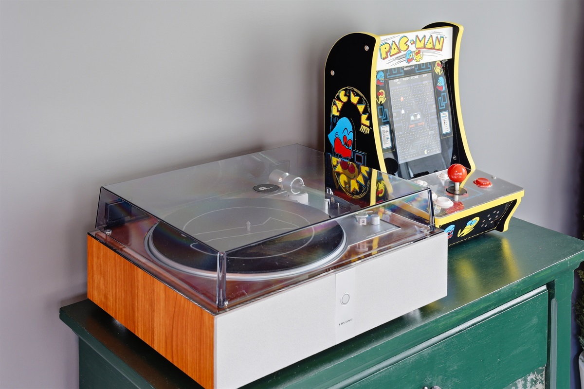 If you're a fan of vinyl and retro games, Toby's Place has a corner for you. Listen to the best quality music and try to get the best score at Pac-Man! 