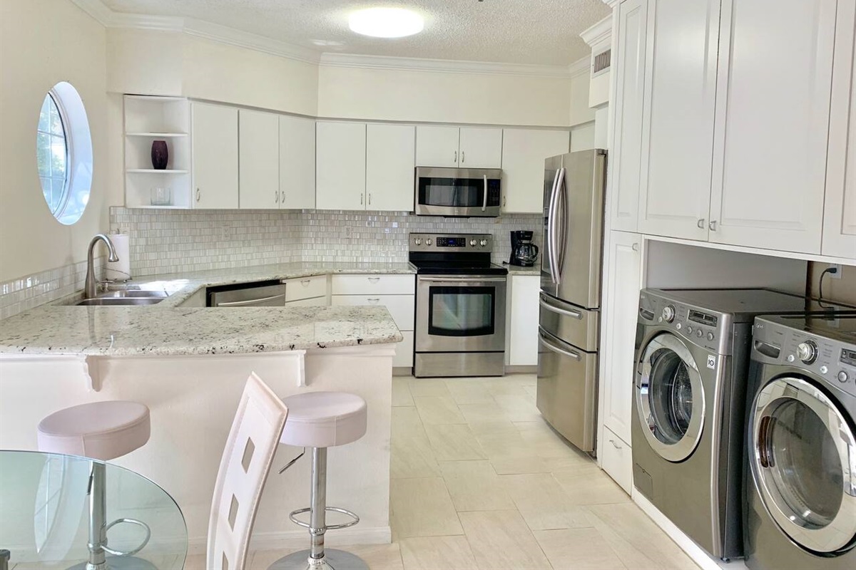 Full Size Washer & Dryer + Spacious & Fully Equipped Kitchen w/Granite Counters