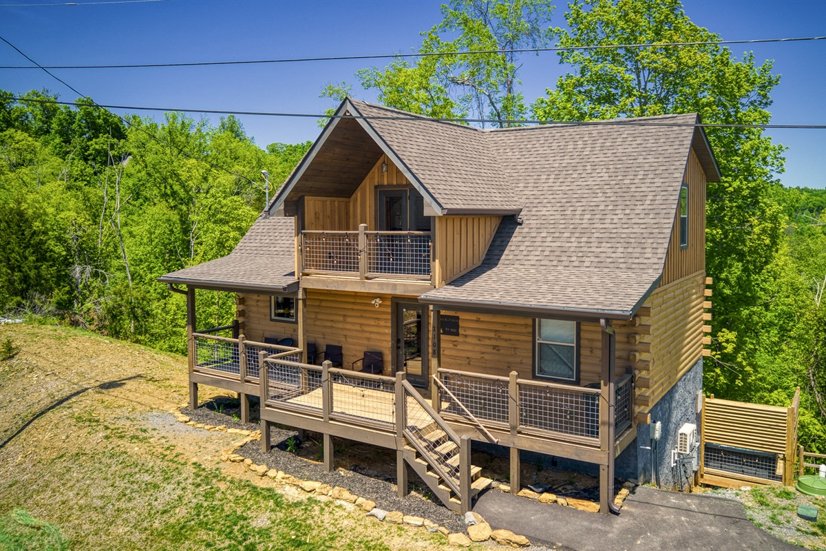 Moonshine Manor • Sevierville, TN Getaway and Stay