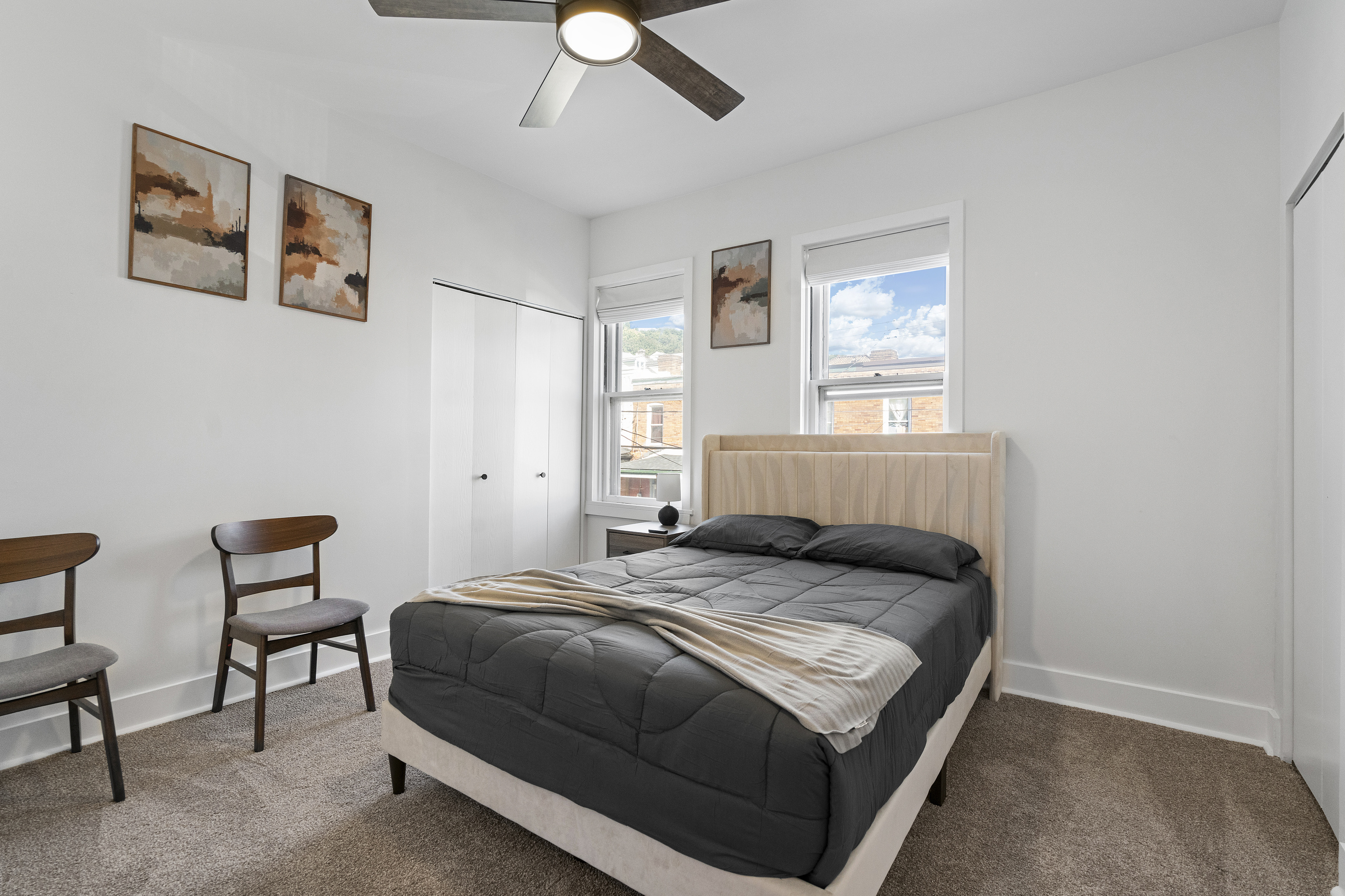 Bedroom 1, Queen bed