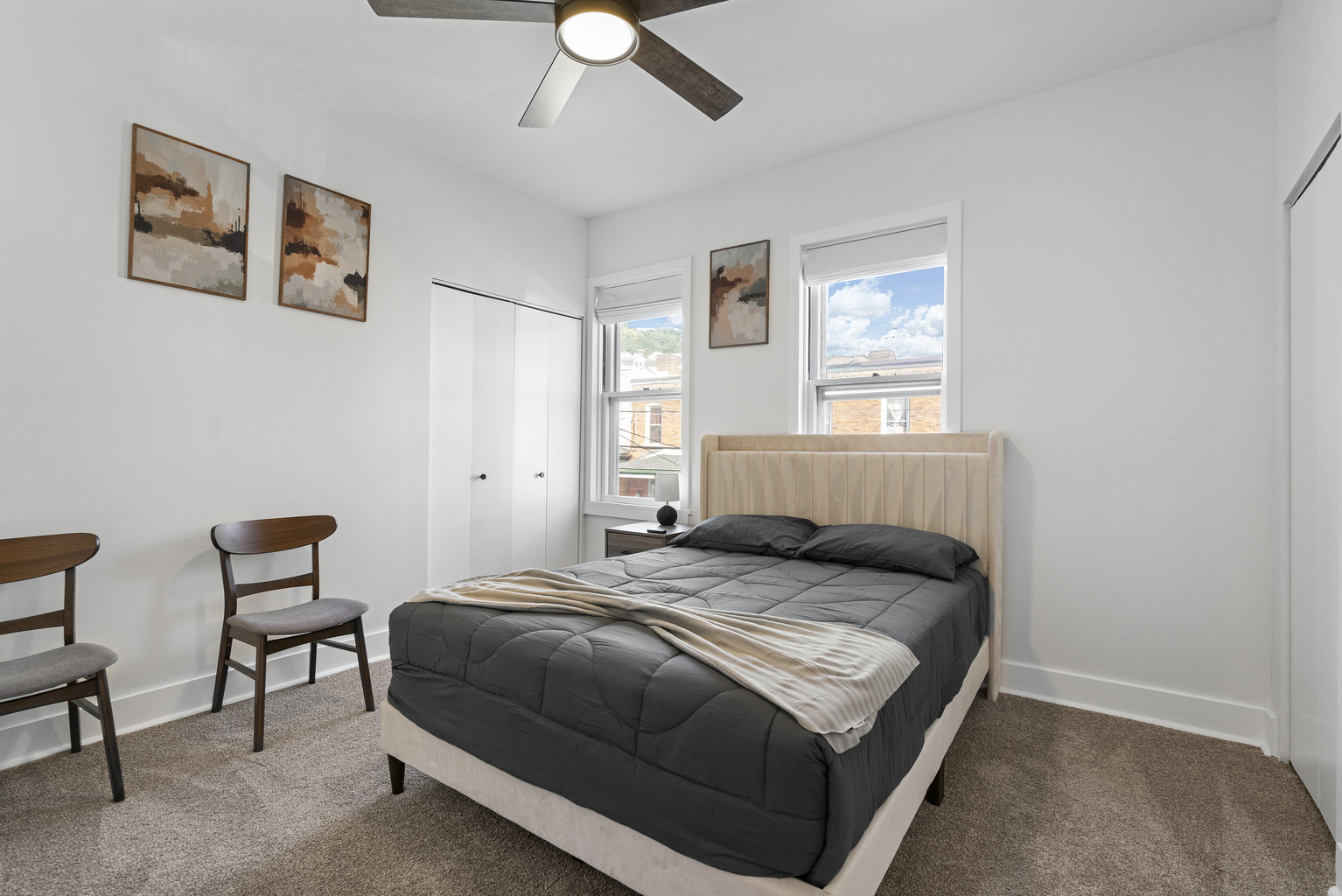 Bedroom 1, Queen bed