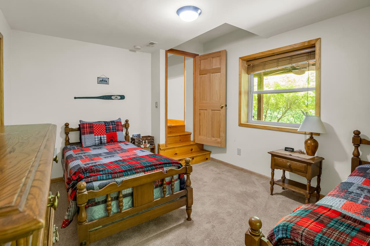 Additional level of bedroom with two twin-sized beds