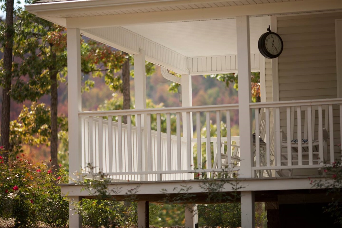 wrap-around porches with scenic mountain views near Queen Wilhemina Scenic Drive