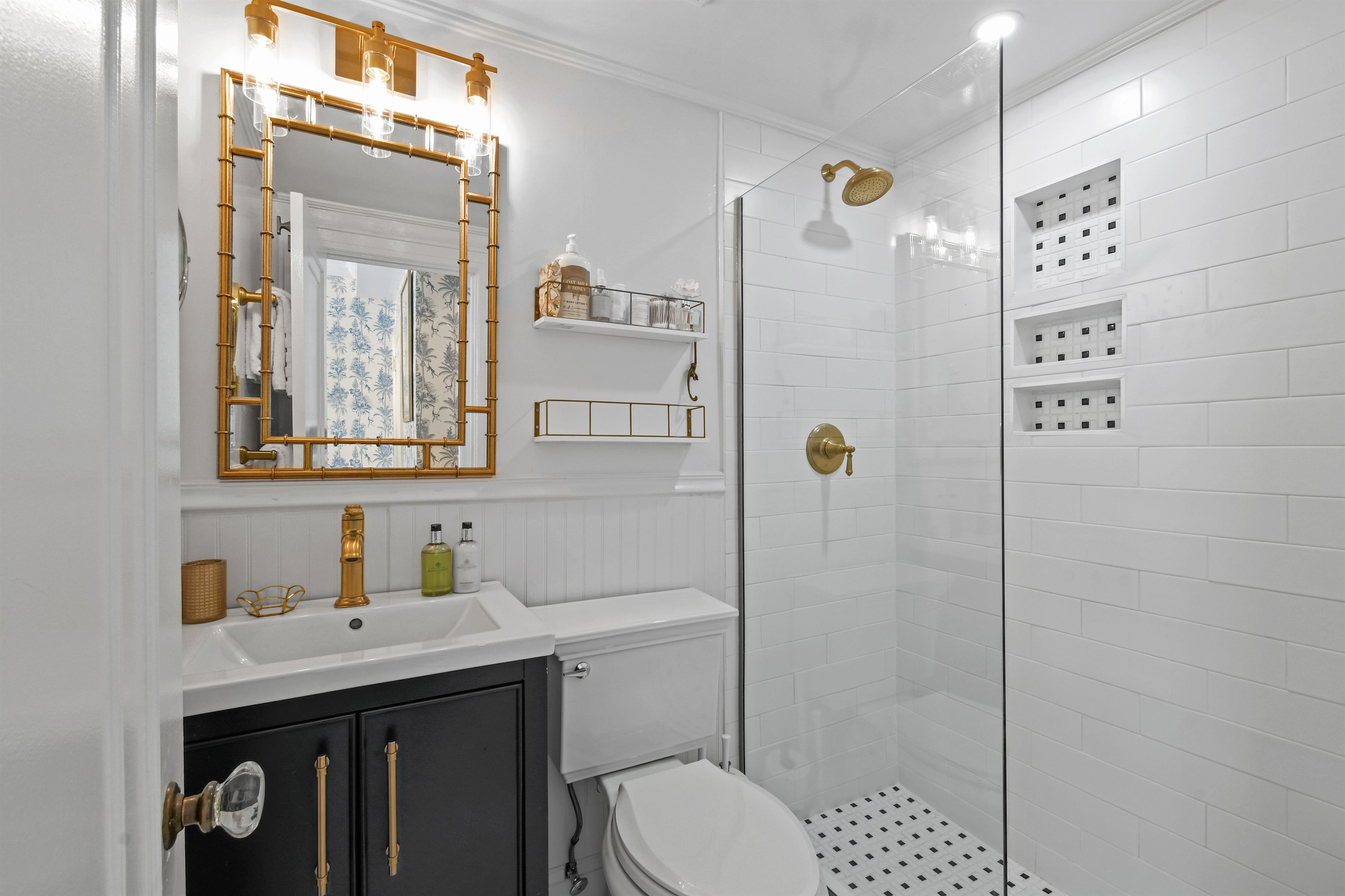 Modern Bathroom with High Water Pressure