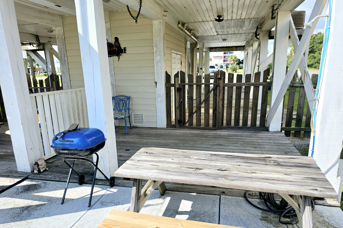 Covered patio with grill and picnic table